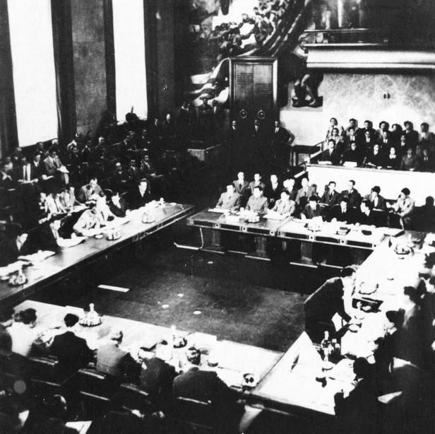 Chiến thắng Điện Biên Phủ buộc Chính phủ Pháp phải ký kết Hiệp định Geneva (7/1954) công nhận độc lập, chủ quyền, thống nhất và toàn vẹn lãnh thổ ba nước Đông Dương, kết thúc vẻ vang cuộc kháng chiến trường kỳ, gian khổ kéo dài 9 năm (1945-1954). (Ảnh: Tư liệu TTXVN)