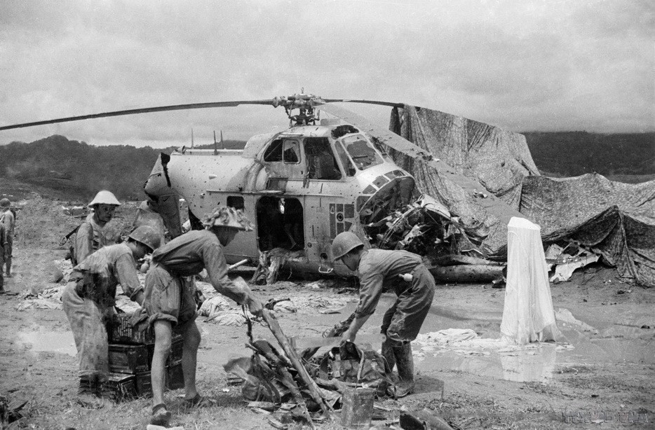 Kết thúc chiến dịch, quân và dân ta đã đập tan toàn bộ Tập đoàn cứ điểm Điện Biên Phủ, tiêu diệt và bắt sống 16.200 tên địch, bắn rơi 62 máy bay, thu 64 ôtô và toàn bộ vũ khí, đạn dược, quân trang, quân dụng của địch. (Ảnh: Tư liệu TTXVN)