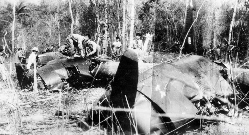 Sau 56 ngày đêm chiến đấu dũng cảm, mưu trí, sáng tạo, quân và dân ta đã đập tan toàn bộ tập đoàn cứ điểm Điện Biên Phủ, tiêu diệt và bắt sống 16.200 tên, bắn rơi 62 máy bay, thu 64 ôtô và toàn bộ vũ khí, đạn dược, quân trang, quân dụng của địch. (Ảnh: Tư liệu TTXVN)