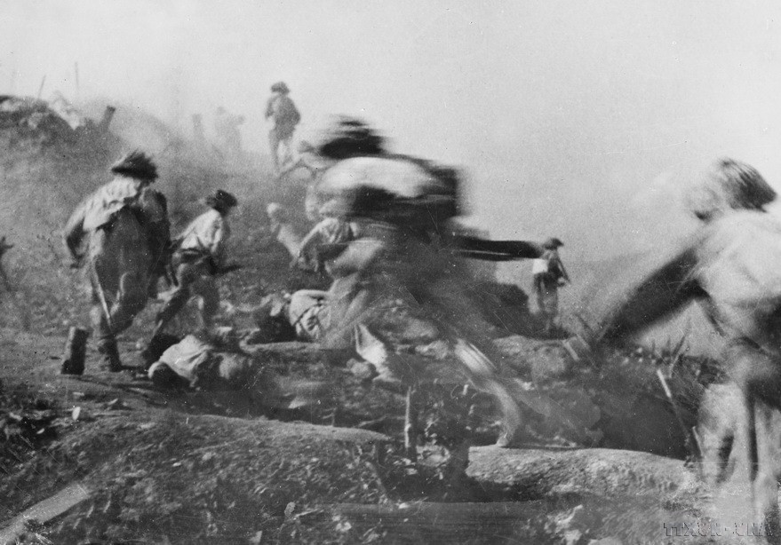 Bộ đội ta tấn công các vị trí xung yếu của địch trên đồi A1, ngày 6/5/1954. (Ảnh: Tư liệu TTXVN)