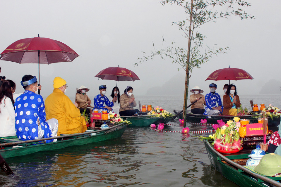 Đoàn rước đi vòng quanh cây nêu, rồi làm lễ xin nước. Nước để thực hiện nghi lễ được lấy từ hồ rộng gần 1.000ha rồi dâng lễ Phật, lễ Thánh cầu cho một năm mới mưa thuận gió hòa, mùa màng bội thu, cuộc sống bình an, hạnh phúc. (Ảnh: Đại Nghĩa/TTXVN)