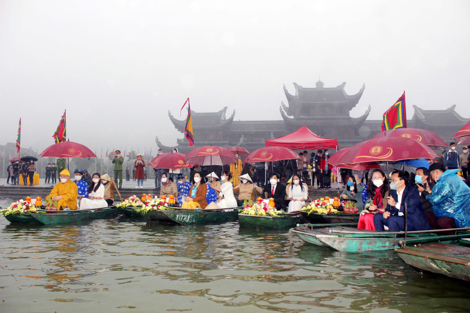 Nghi lễ rước nước linh thiêng được thực hiện tại hồ Tam Chúc thuộc khuôn viên chùa Tam Chúc, thu hút hàng vạn người tham gia. (Ảnh: Đại Nghĩa/TTXVN)