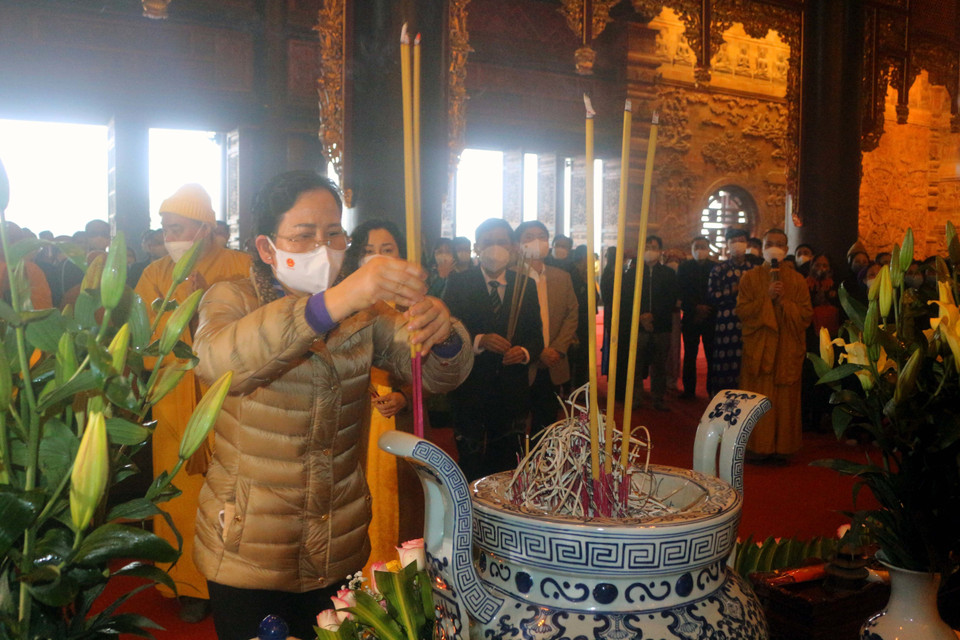 Bí thư Tỉnh ủy Hà Nam Lê Thị Thủy dâng hương để cầu nguyện cho năm mới quốc thái dân an, mưa thuận gió hòa, mọi người được bình an, năm mới hạnh phúc. (Ảnh: Đại Nghĩa/TTXVN)