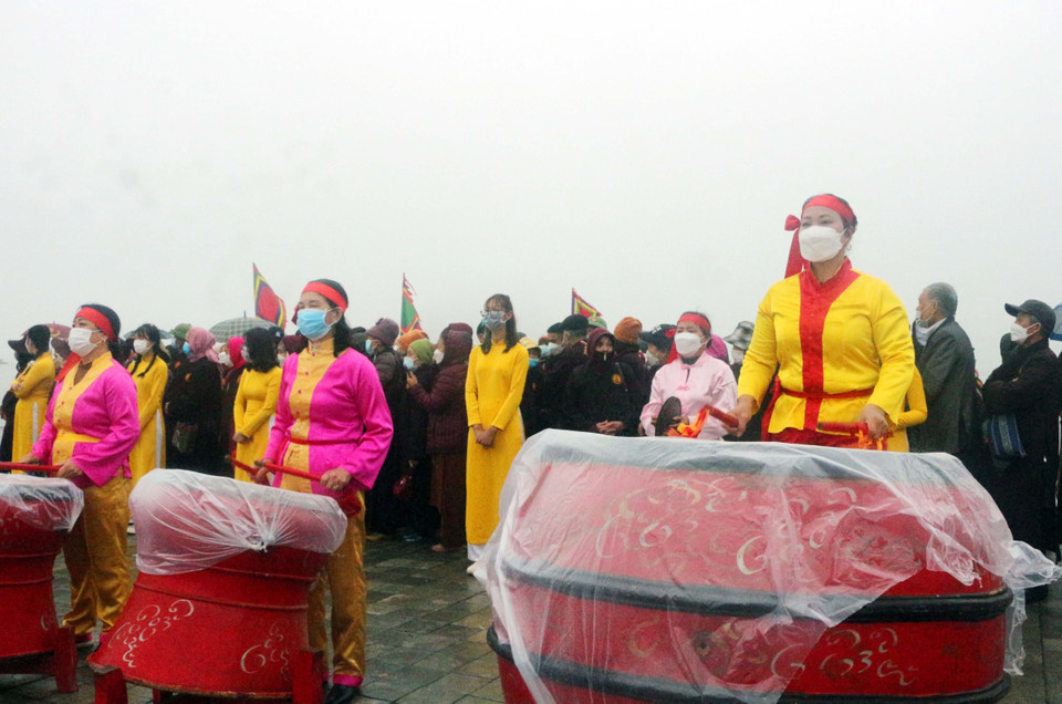 Đội trống nữ nổi tiếng của làng sản xuất trống Đọi Tam, xã Tiên Sơn, huyện Duy Tiên, làm tăng không khí của lễ rước. (Ảnh: Đại Nghĩa/TTXVN)