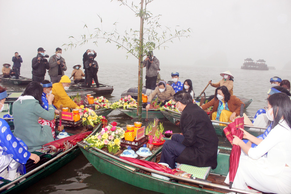 Đoàn rước đi vòng quanh cây nêu, rồi làm lễ xin nước. Nước để thực hiện nghi lễ được lấy từ hồ rộng gần 1.000 ha rồi dâng lễ Phật, lễ Thánh cầu cho một năm mới mưa thuận gió hòa, mùa màng bội thu, cuộc sống bình an, hạnh phúc. (Ảnh: Đại Nghĩa/TTXVN)