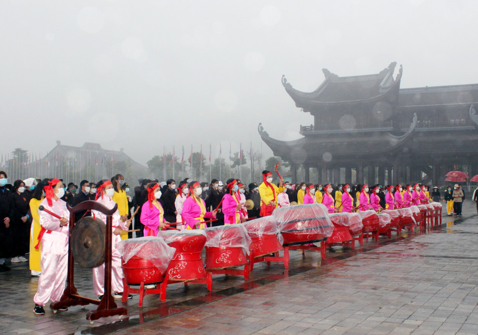 Đội trống nữ nổi tiếng của làng sản xuất trống Đọi Tam, xã Tiên Sơn, huyện Duy Tiên, làm tăng không khí của lễ rước. (Ảnh: Đại Nghĩa/TTXVN)