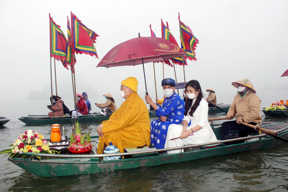 Hòa thượng Thích Thanh Nhiễu, Phó Chủ tịch Hội đồng trị sự Trung ương Giáo hội Phật giáo Việt Nam, Trụ trì chùa Tam Chúc tại lễ rước nước ngày khai hội Xuân chùa Tam Chúc.(Ảnh: Đại Nghĩa/TTXVN)