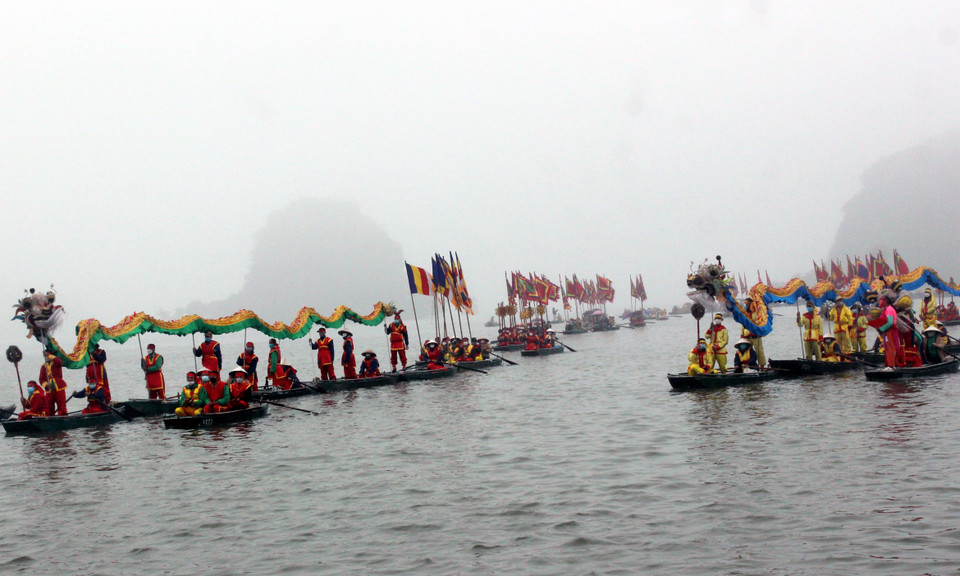 Nghi lễ rước nước linh thiêng được thực hiện tại hồ Tam Chúc thuộc khuôn viên chùa Tam Chúc. (Ảnh: Đại Nghĩa/TTXVN)