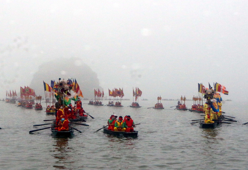 Đoàn rước đi vòng quanh cây nêu, rồi làm lễ xin nước. (Ảnh: Đại Nghĩa/TTXVN)