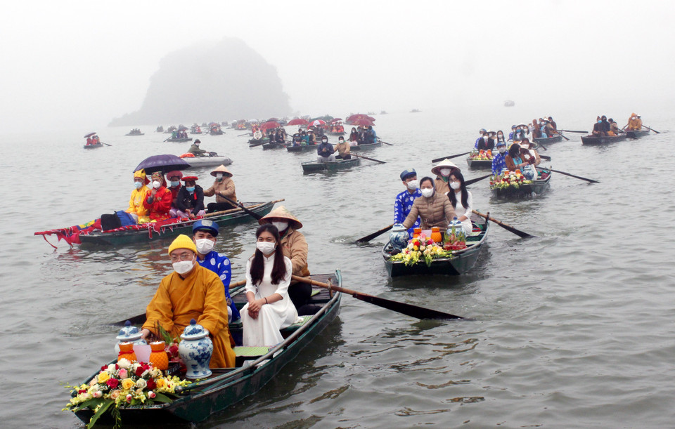 Nghi lễ rước nước linh thiêng được thực hiện tại hồ Tam Chúc thuộc khuôn viên chùa Tam Chúc, thu hút hàng vạn người tham gia. (Ảnh: Đại Nghĩa/TTXVN)