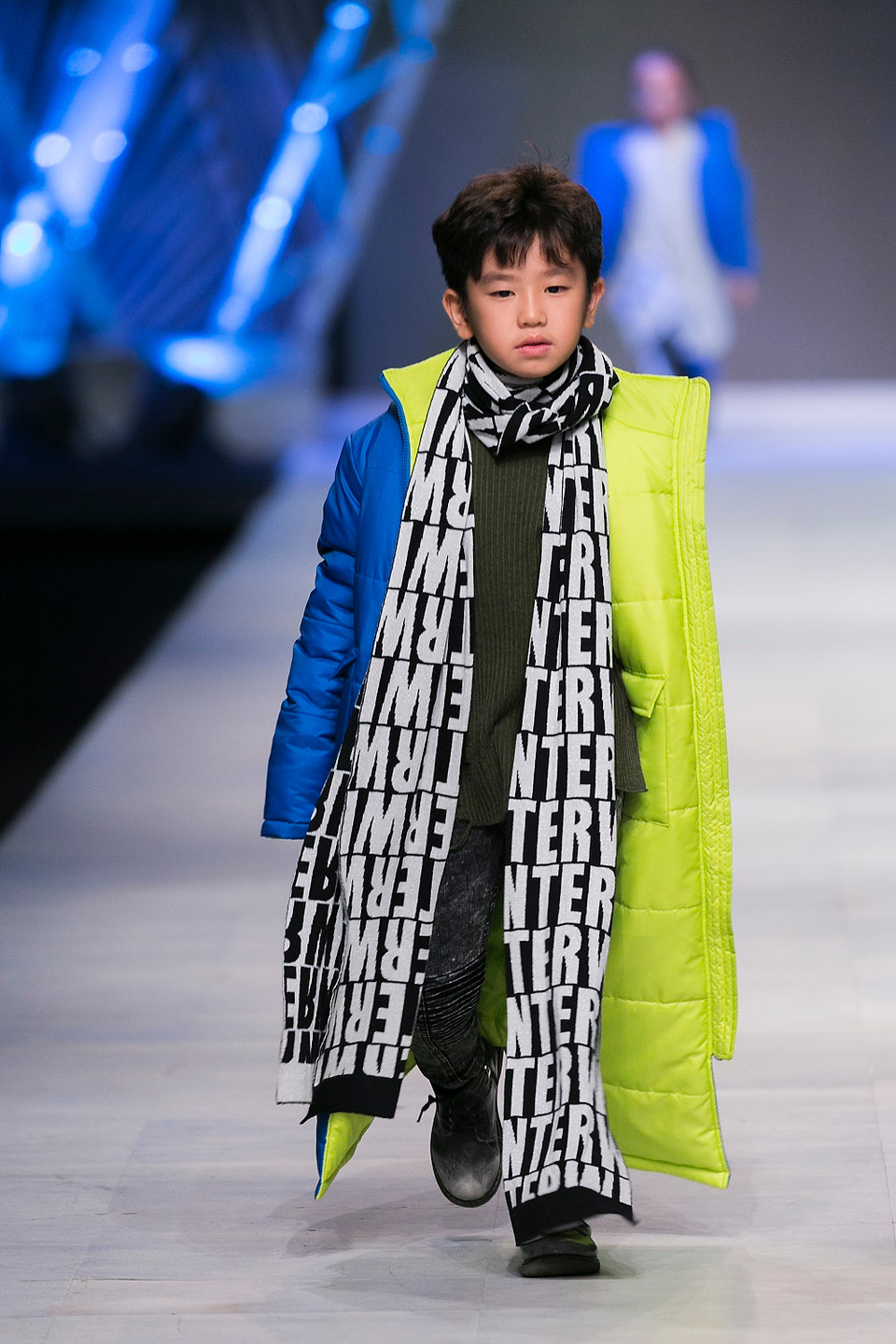 Nhà thiết kế lấy cảm hứng từ thời trang những năm 90 thế kỷ trước và hơi thở của thời trang đương đại.