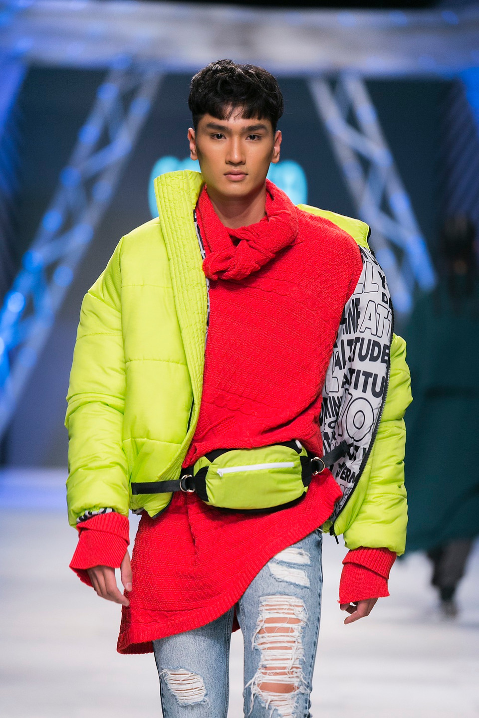 Các thiết kế phong cách thể thao đường phố, sportchic, không giới hạn giới tính, độ tuổi, là sự hòa trộn về văn hóa một cách mở rộng và hài hòa với xu thế thời trang đường phố thế giới. 