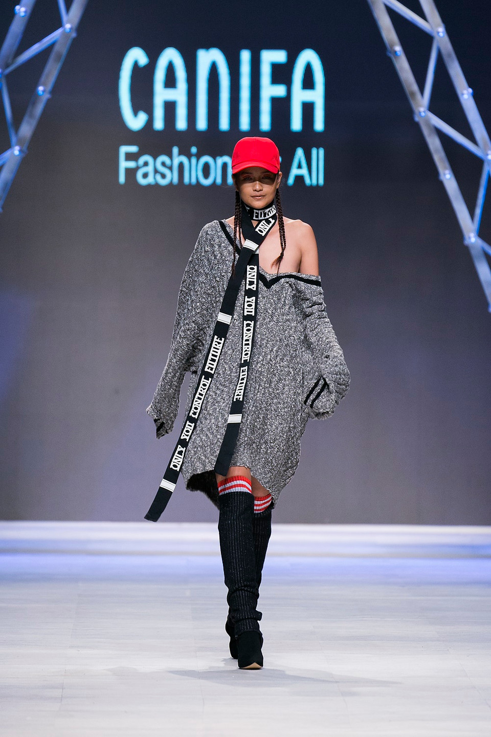 Thiết kế unisex với những đường cắt đơn giản, gọn gàng, được ứng dụng trong áo len oversize, quần rộng, áo top hoodie, áo choàng oversize... 