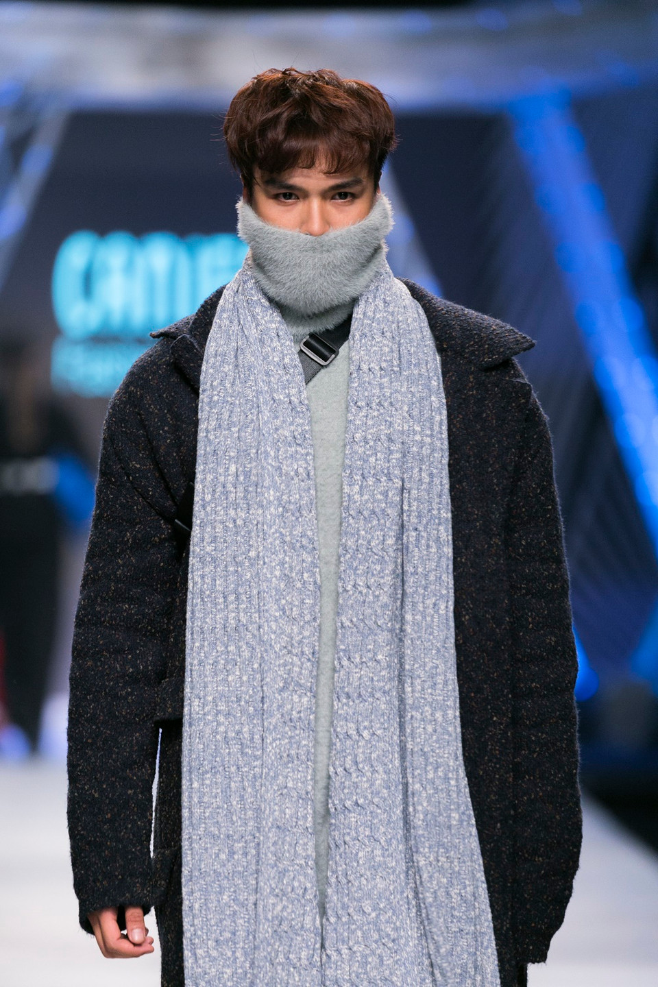 Các thiết kế cũng chịu nhiều ảnh hưởng từ phong cách hiphop và trào lưu grunge (kiểu thời trang bất quy tắc), tomboy… từng rất được giới trẻ thập kỷ 90 ưa chuộng.