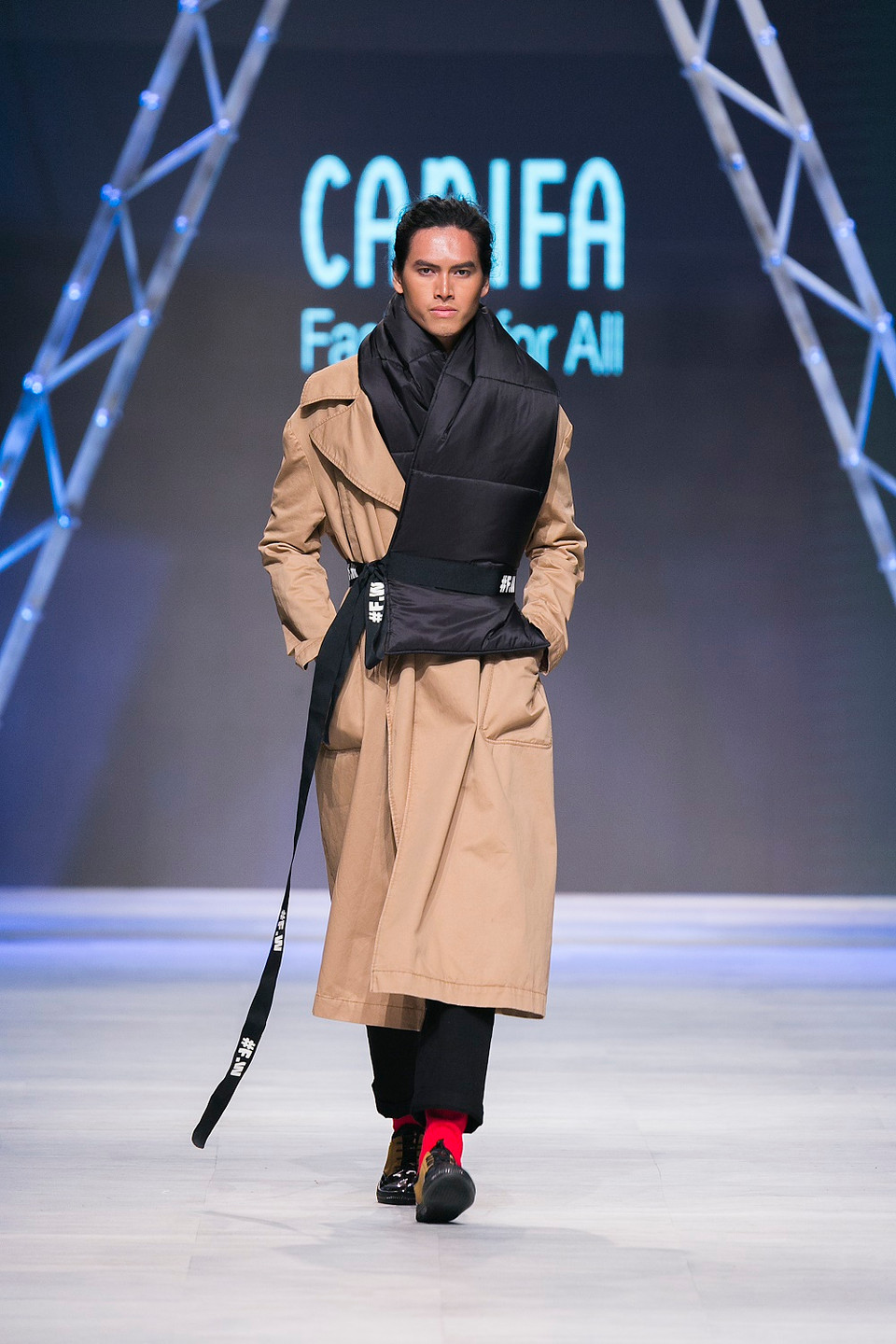  Các trang phục cổ điển được xử lý với màu sắc ấn tượng và nhiều chất liệu mới.