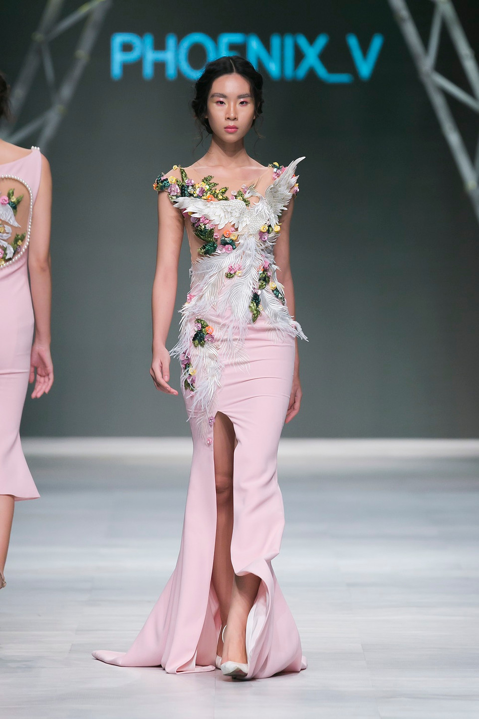 Người phụ nữ trong các thiết kế này sẽ luôn toát lên với phong thái quyền lực, quyến rũ một cách duyên dáng.