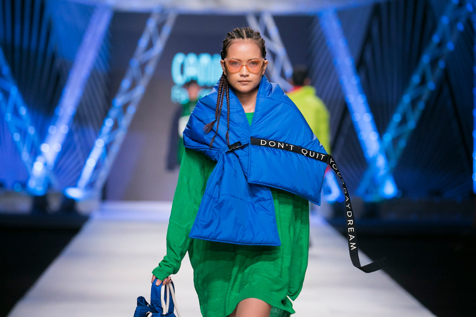 Những chiếc khăn choàng cổ cỡ lớn, khăn sọc carô, áo choàng cashmere, áo len quá khổ, áo sơmi flannel, denim, áo thun, quần jean, váy, áo lụa, giày gót thấp hay quần áo mang hơi hướng quân đội... đều thể hiện rõ tinh thần hoài cổ của bộ sưu tập.