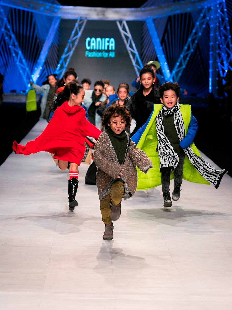 Dàn mẫu nhí và mẫu chuyên nghiệp đã có màn break-dance ngẫu hứng theo giai điệu nhạc rộn ràng khi trình diễn “Urban Cool.”