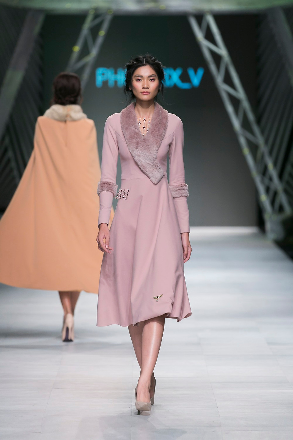 Bộ sưu tập 'Phượng hoàng Việt' giới thiệu hơn 30 thiết kế sang trọng, lịch thiệp.