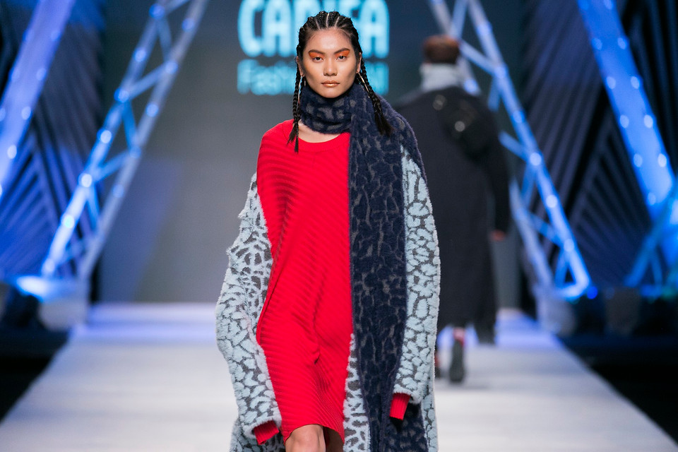 ...được nhấn nhá bởi những gam màu tươi sáng, tràn đầy năng lượng như: đỏ, xanh neon, xanh dương… 