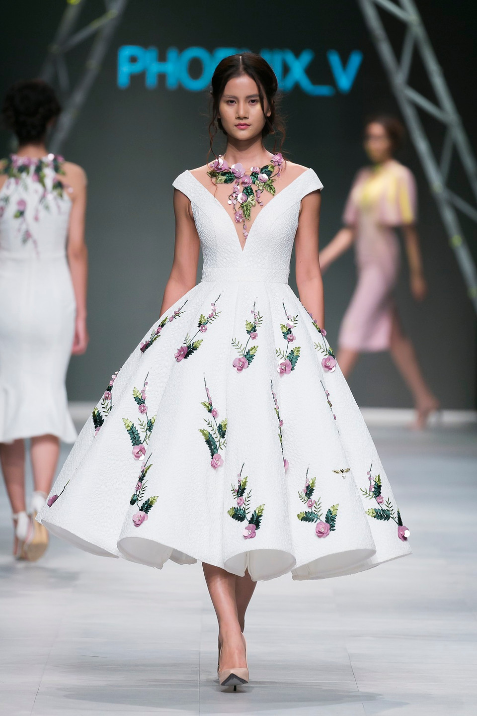 ... với phương pháp đính kết 3D cầu kỳ, thêu hoa ruy băng và sử dụng những đường cut-out gợi cảm.