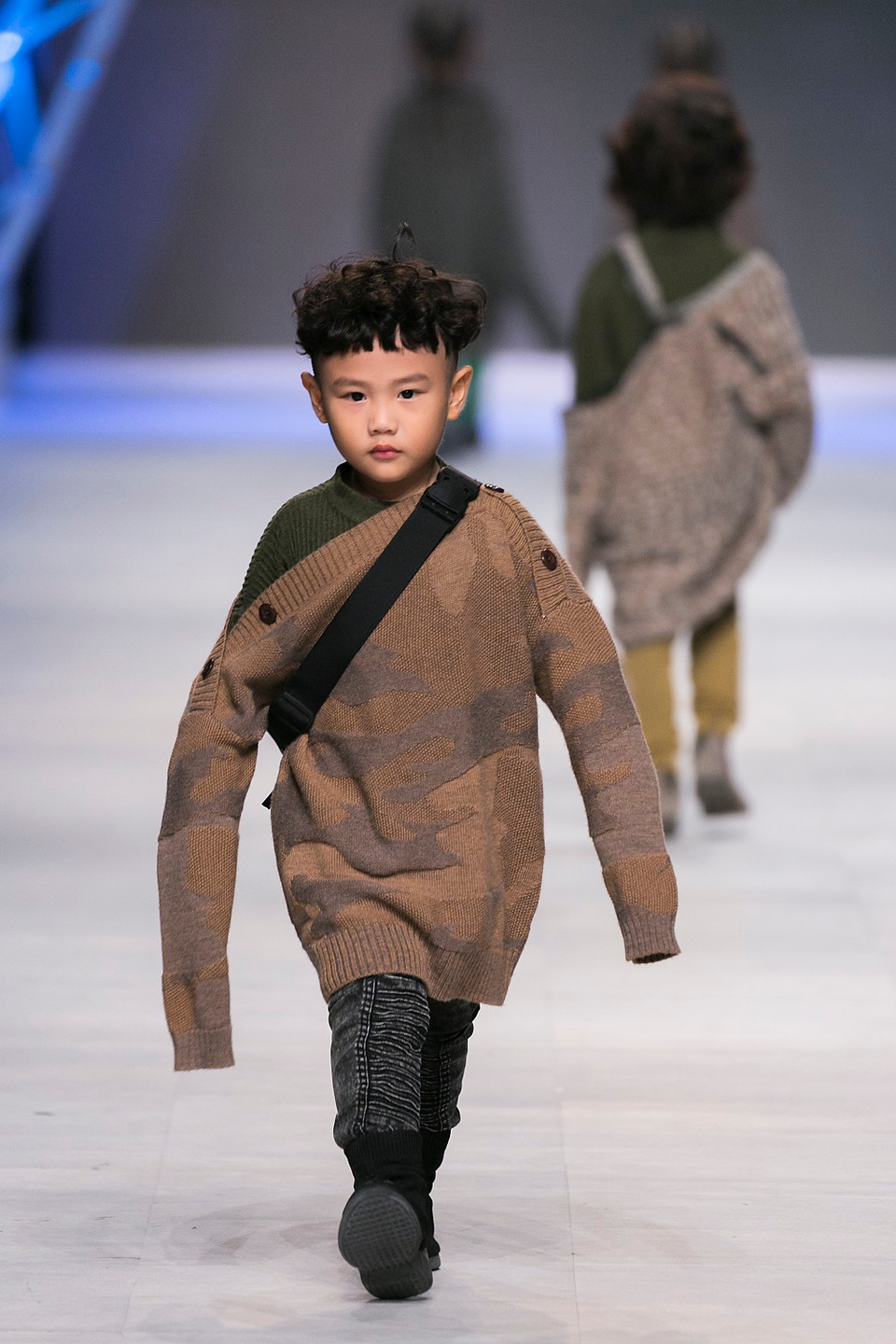 Màu sắc chủ đạo của bộ sưu tập là các gam màu trung tính, gần gũi với thiên nhiên...