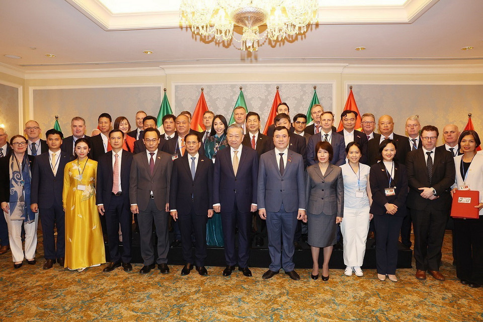 Tổng Bí thư, Chủ tịch nước Tô Lâm chụp ảnh cùng các đại biểu. (Ảnh: Trí Dũng/TTXVN)