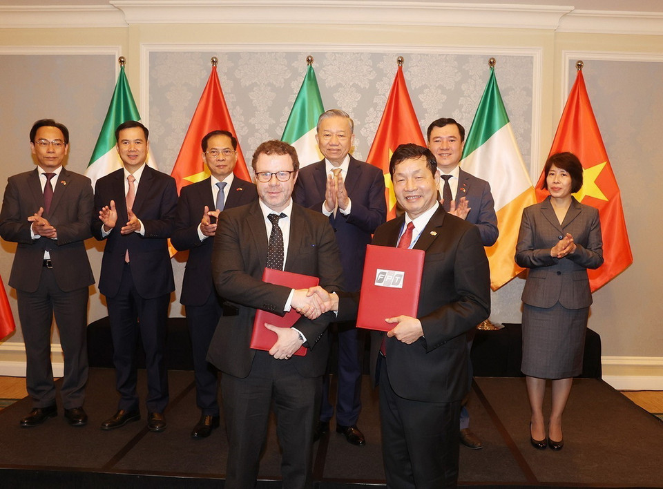 Lễ trao Biên bản thảo luận hợp tác giữa Đại học FPT và Trung tâm nghiên cứu ADAPT, Đại học thành phố Dublin, Ireland. (Ảnh: Trí Dũng/TTXVN)