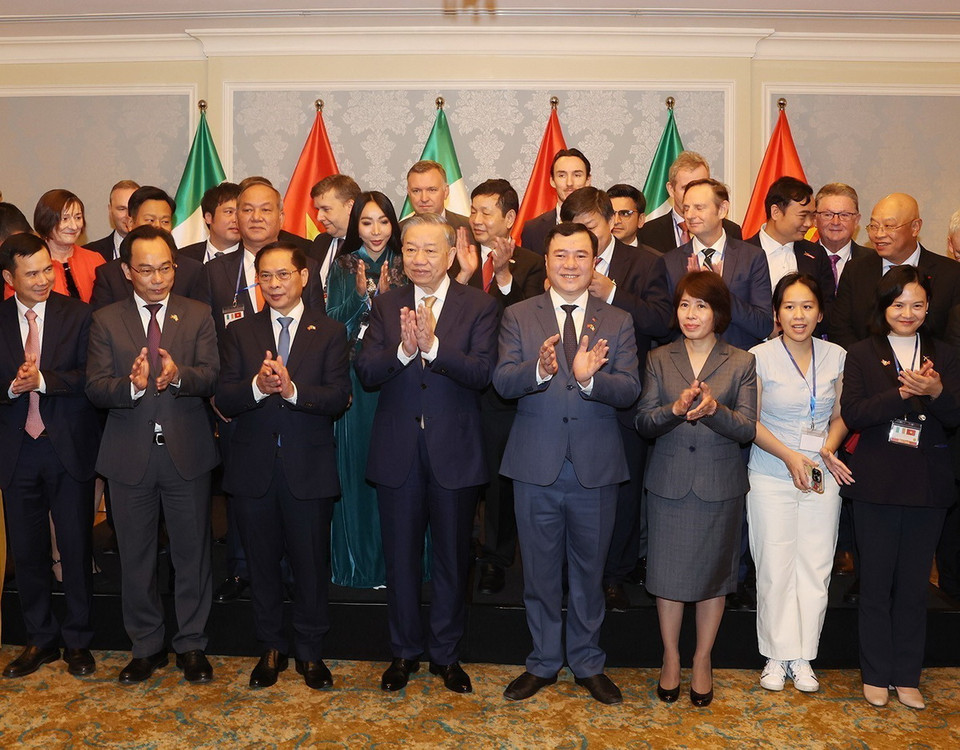 Tổng Bí thư, Chủ tịch nước Tô Lâm chụp ảnh cùng các đại biểu. (Ảnh: Trí Dũng/TTXVN)