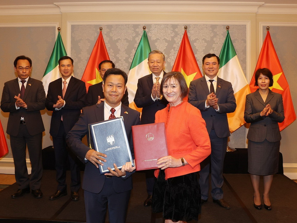 Lễ trao Biên bản ghi nhớ (MOU) giữa Đại học Quốc gia Hà Nội và Đại học Dublin, Ireland. (Ảnh: Trí Dũng/TTXVN)