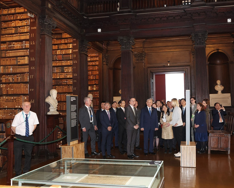 Tổng Bí thư, Chủ tịch nước Tô Lâm tham quan Thư viện cổ và nghe giới thiệu “Bản Tuyên ngôn độc lập của Ireland năm 1916” và đàn hạc (biểu tượng của Ireland). (Ảnh: Trí Dũng/TTXVN)