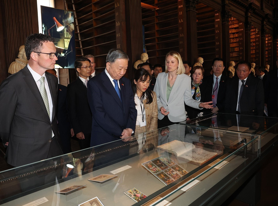 Tổng Bí thư, Chủ tịch nước Tô Lâm tham quan Thư viện cổ và nghe giới thiệu “Bản Tuyên ngôn độc lập của Ireland năm 1916” và đàn hạc (biểu tượng của Ireland). (Ảnh: Trí Dũng/TTXVN)