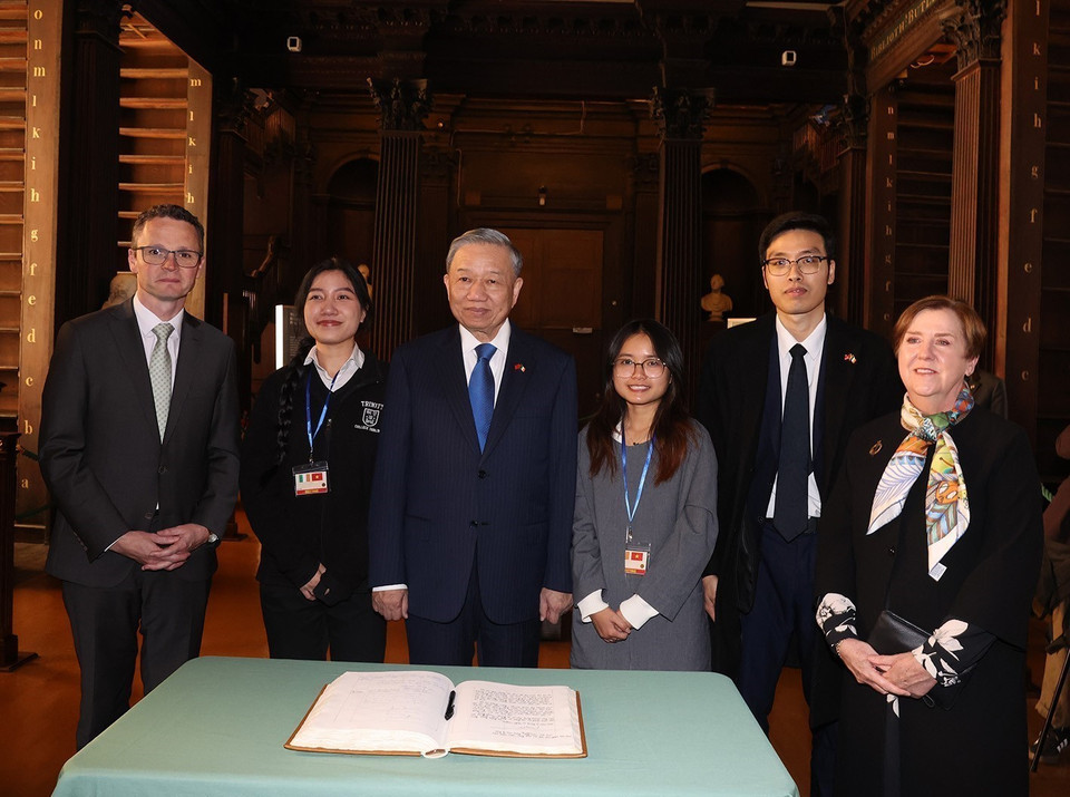 Tổng Bí thư, Chủ tịch nước Tô Lâm chụp ảnh chung cùng các sinh viên đang học tại trường. (Ảnh: Trí Dũng/TTXVN)