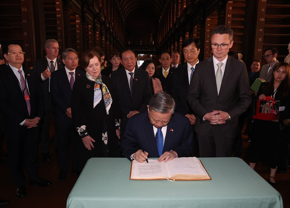 Tổng Bí thư, Chủ tịch nước Tô Lâm ký sổ khách danh dự. (Ảnh: Trí Dũng/TTXVN)