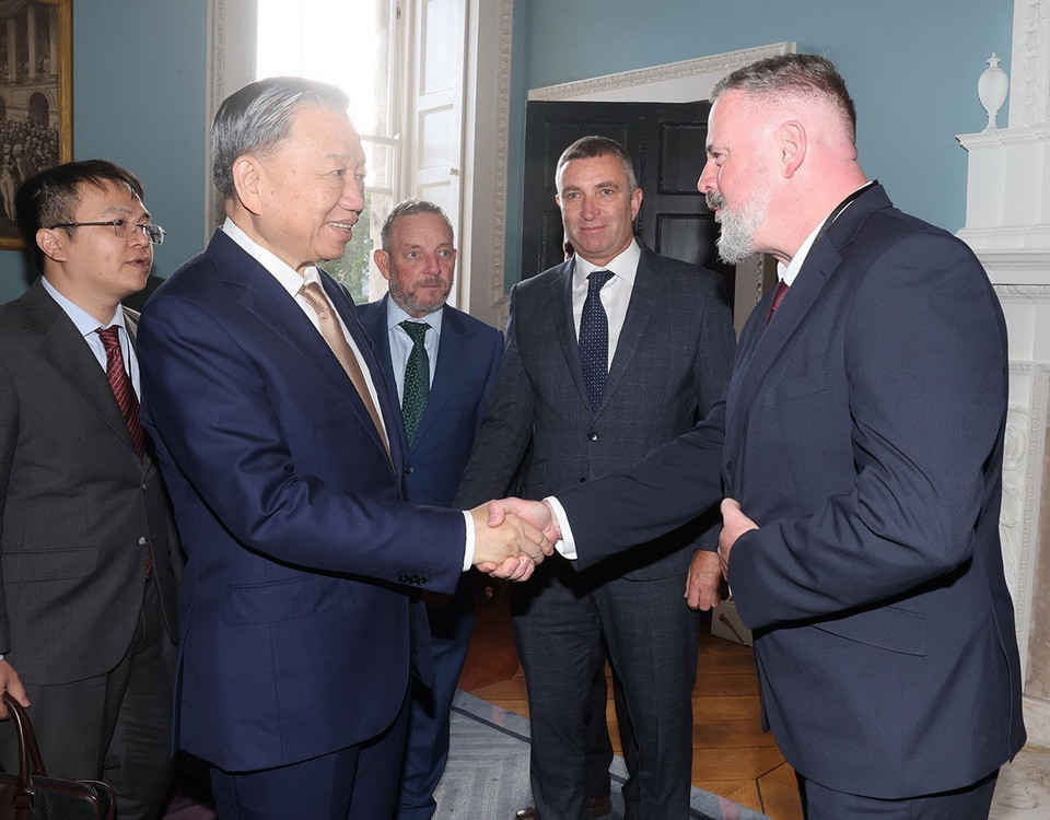 Chủ tịch Thượng viện Ireland Jerry Buttimer giới thiệu với Tổng Bí thư, Chủ tịch nước Tô Lâm các nghị sỹ Ireland. (Ảnh: Trí Dũng/TTXVN)