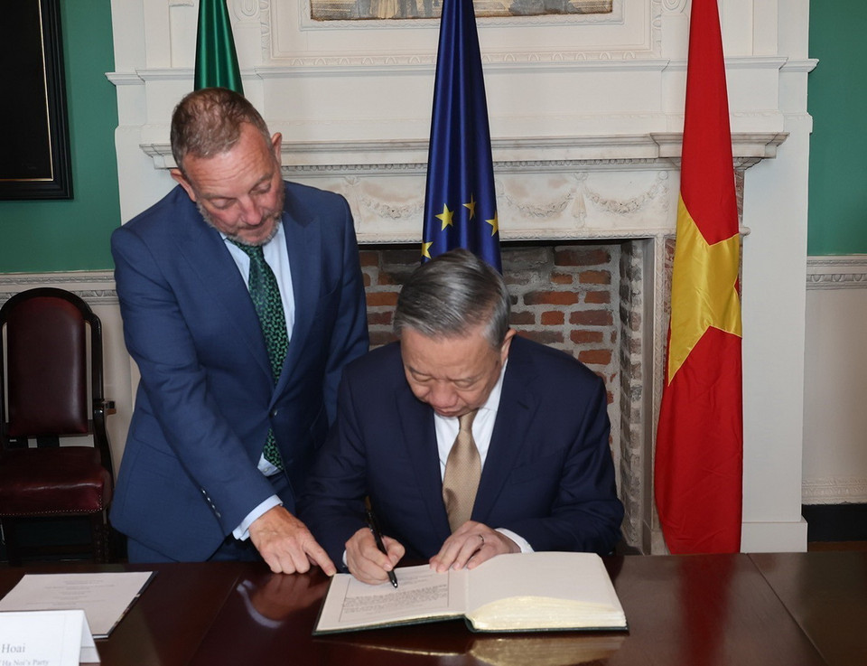 Tổng Bí thư, Chủ tịch nước Tô Lâm ký sổ lưu niệm. (Ảnh: Trí Dũng/TTXVN)