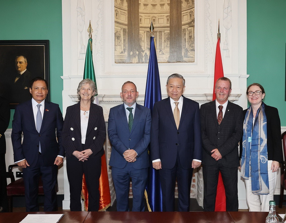 Tổng Bí thư, Chủ tịch nước Tô Lâm và Chủ tịch Thượng viện Ireland Jerry Buttimer chụp ảnh chung cùng các nghị sỹ. (Ảnh: Trí Dũng/TTXVN)