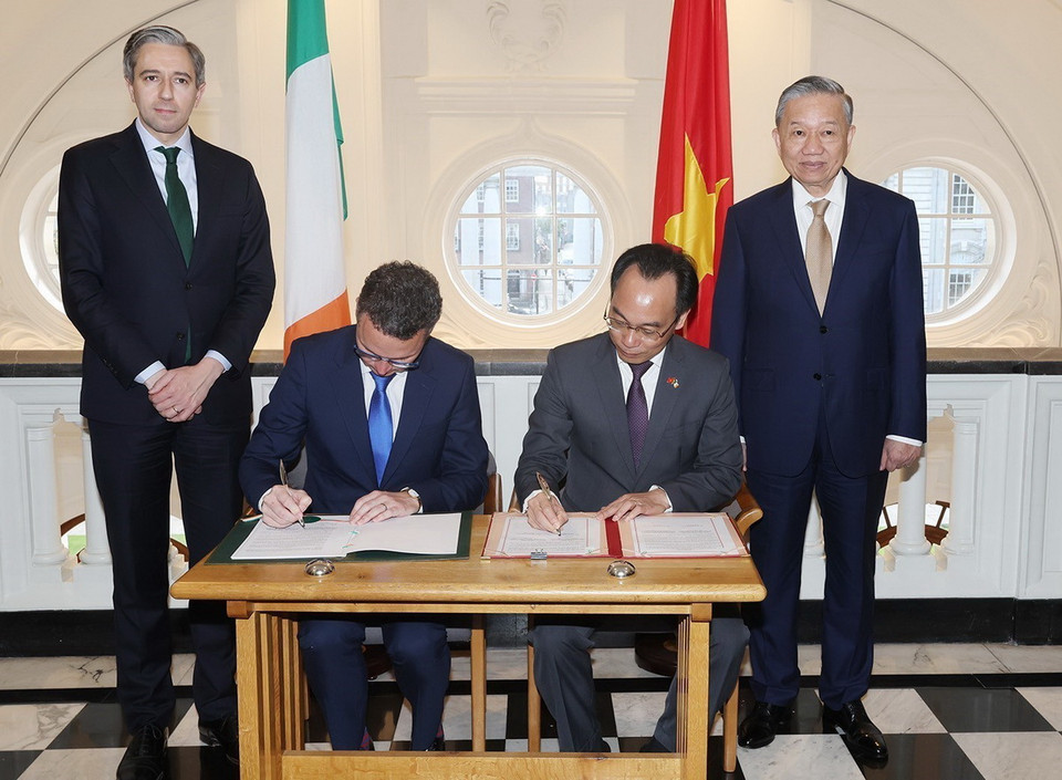 Tổng Bí thư, Chủ tịch nước Tô Lâm và Thủ tướng Ireland Simon Harris chứng kiến Lễ ký Thỏa thuận hợp tác chiến lược về giáo dục đại học giữa Bộ Giáo dục và Đào tạo Việt Nam với Bộ Giáo dục đại học , nghiên cứu, đổi mới và khoa học Ireland. (Ảnh: Trí Dũng/TTXVN)