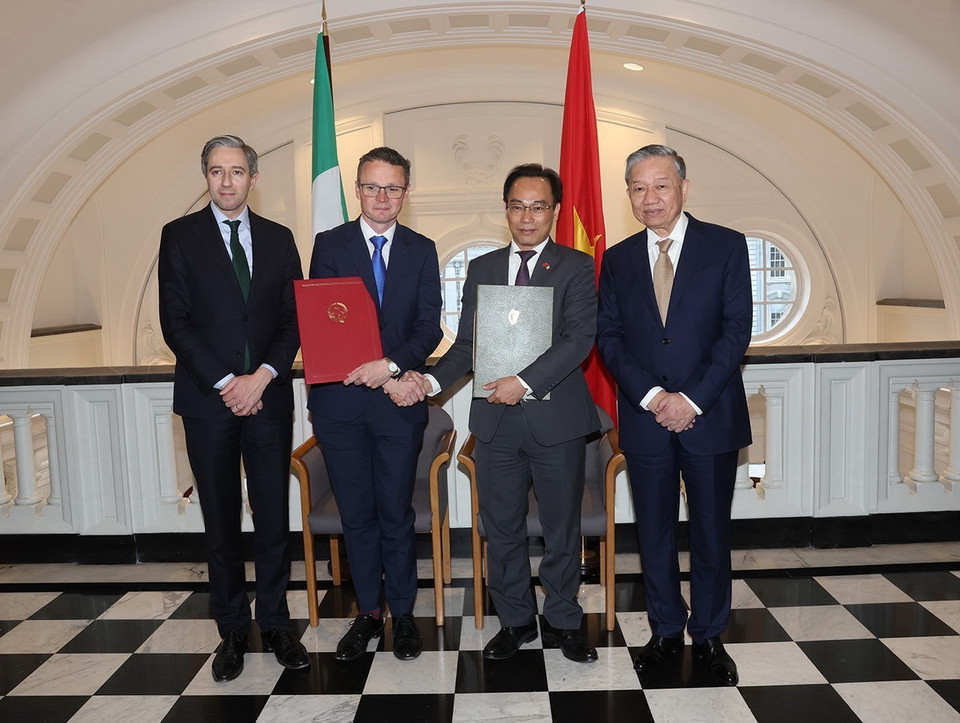 Tổng Bí thư, Chủ tịch nước Tô Lâm và Thủ tướng Ireland Simon Harris chứng kiến Lễ ký Thỏa thuận hợp tác chiến lược về giáo dục đại học giữa Bộ Giáo dục và Đào tạo Việt Nam với Bộ Giáo dục đại học, nghiên cứu, đổi mới và khoa học Ireland. (Ảnh: Trí Dũng/TTXVN)