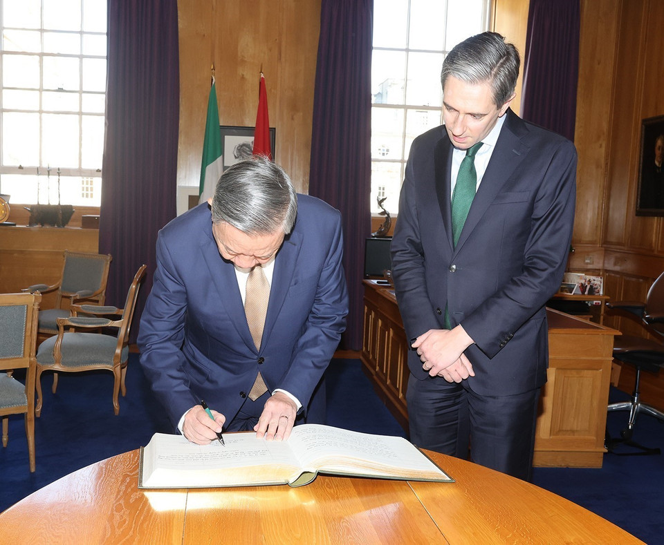 Tổng Bí thư, Chủ tịch nước Tô Lâm ký sổ lưu niệm. (Ảnh: Trí Dũng/TTXVN)