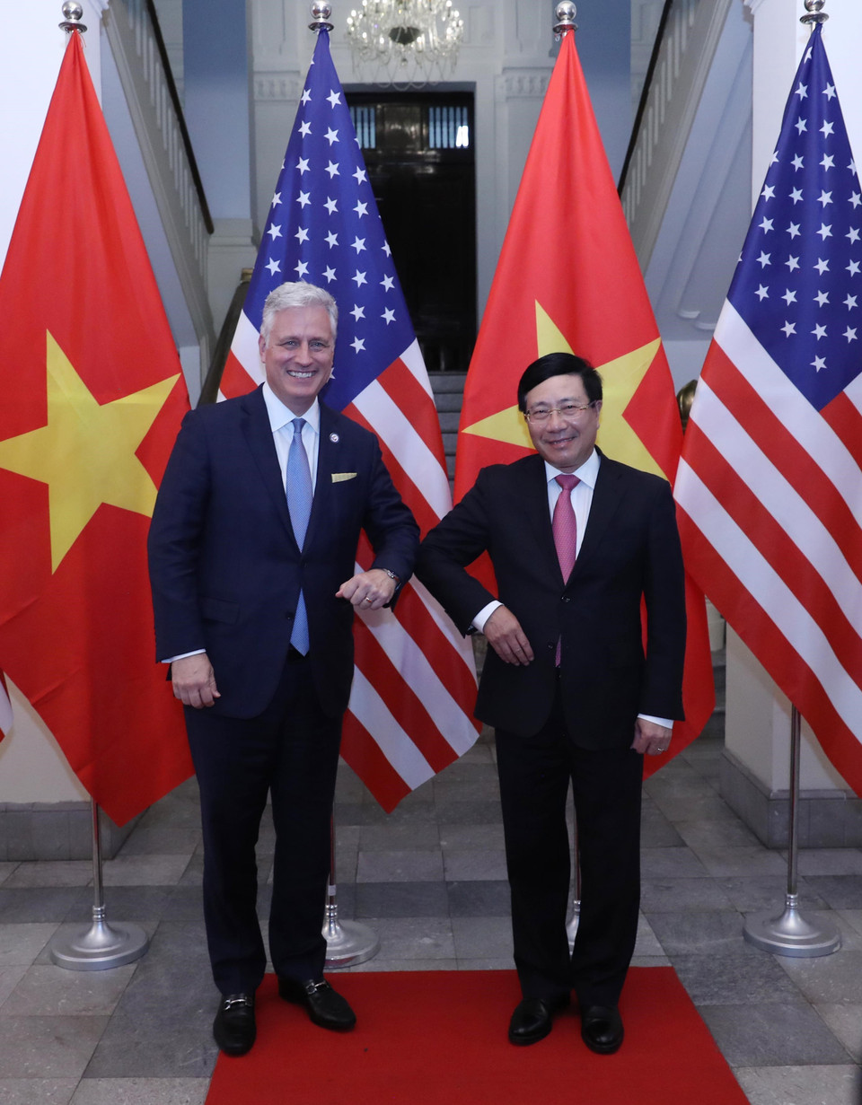 Phó Thủ tướng, Bộ trưởng Bộ Ngoại giao Phạm Bình Minh với Cố vấn An ninh Quốc gia Hoa Kỳ Robert O'Brien. (Ảnh: Lâm Khánh/TTXVN)