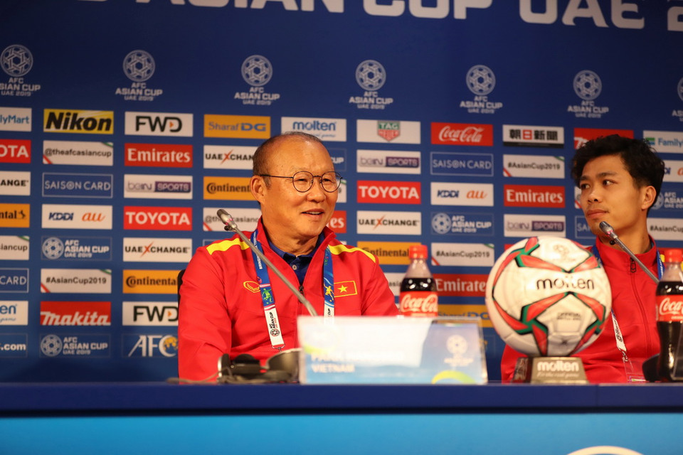 Huấn luyện viên Park Hang-seo và tiền đạo Công Phượng tại buổi họp báo trước trận đấu gặp Nhật Bản. (Ảnh: Hoàng Linh/TTXVN)