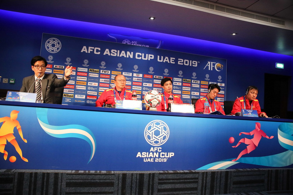 Huấn luyện viên Park Hang-seo và tiền đạo Công Phượng tại buổi họp báo trước trận đấu gặp Nhật Bản. (Ảnh: Hoàng Linh/TTXVN)