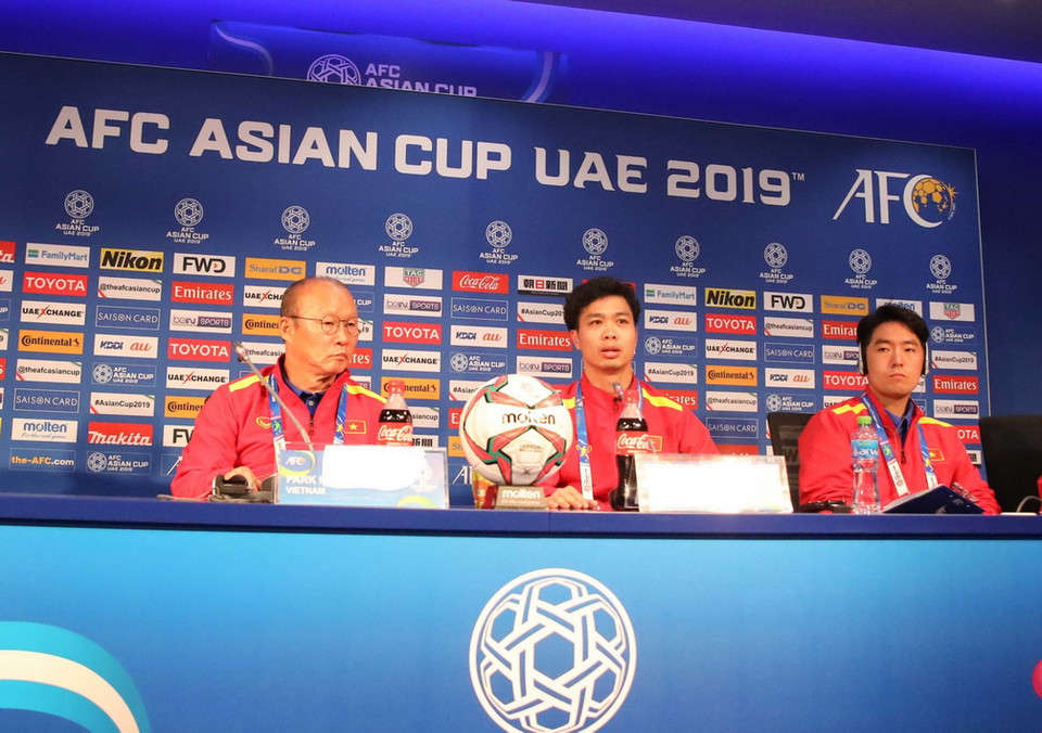 Huấn luyện viên Park Hang-seo và tiền đạo Công Phượng tại buổi họp báo trước trận đấu gặp Nhật Bản. (Ảnh: Hoàng Linh/TTXVN)
