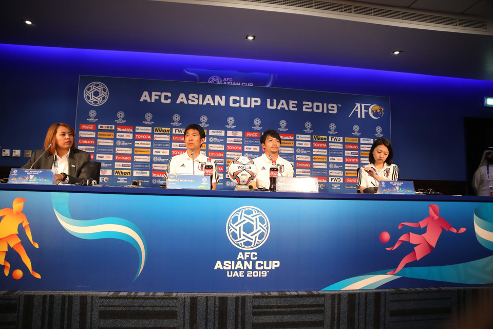 Huấn luyện viên Hajime Moriyasu và tiền vệ Gaku Shibasaki của Nhật Bản tại họp báo trước trận đấu với Việt Nam. (Ảnh: Hoàng Linh/Vietnam+)