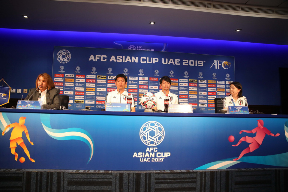 Huấn luyện viên Hajime Moriyasu và tiền vệ Gaku Shibasaki của Nhật Bản tại họp báo trước trận đấu với Việt Nam. (Ảnh: Hoàng Linh/Vietnam+)
