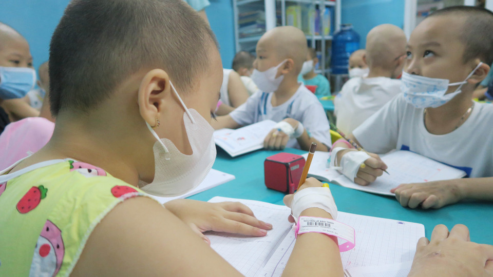 Bệnh nhi tại 'Lớp học vui vẻ.' (Ảnh: Đinh Hằng/TTXVN)