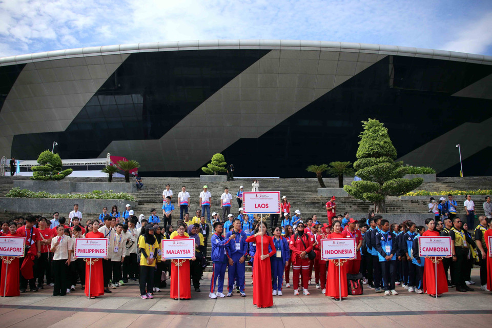 Các đoàn tham dự Lễ Thượng cờ. (Ảnh: Trần Lê Lâm/TTXVN)