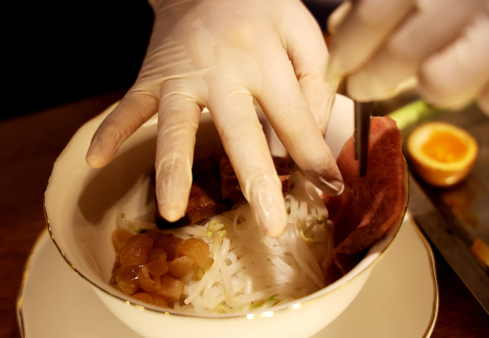 Chuẩn bị một tô phở phục vụ thực khách tại nhà hàng Pot Au Pho, quận 1, Thành phố Hồ Chí Minh. (Ảnh: Hồng Đạt/TTXVN)