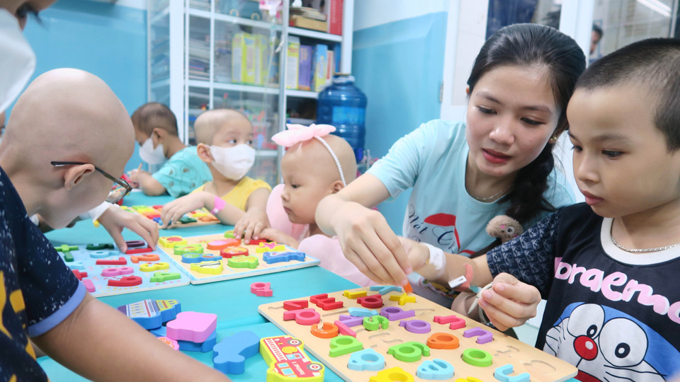 Cô và trò say sưa với những trò chơi, con chữ. (Ảnh: Đinh Hằng/TTXVN)